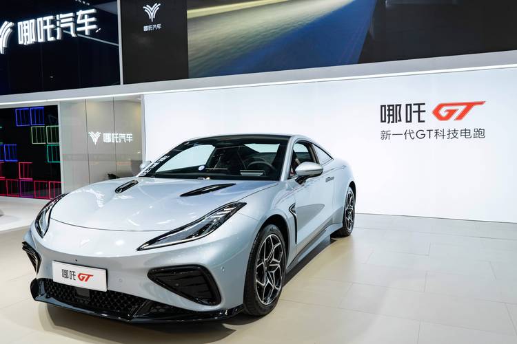 佛山321哪吒汽车在智能汽车领域的表现，领途汽车在新能源汽车市场中的影响力